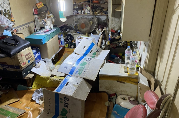 경주시가 지난 9월 안강읍의 한 다세대주택에서 학대동물을 구조할 당시 해당 주택 내부 모습.