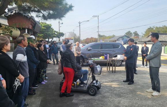 경주시가 지난 3일 숲머리마을 일원에서 지역 주민들이 참석한 가운데 ‘숲머리마을 도시계획도로 개통식’을 개최하고 있다.