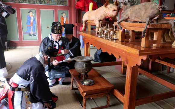 경주 숭덕전 제례 모습.