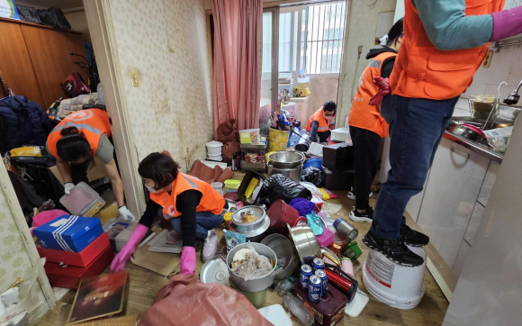 지난 4일 경주3040 희망사다리클럽에서 안강읍 저소득 취약계층 2세대에 주거환경개선을 위한 청소 및 집수리를 실시했다.
