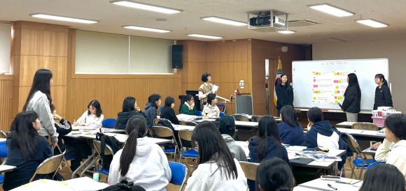 경주여고는 지난 4일 계열성장 프로젝트의 일환으로 ‘디베이트 캠프’를 실시했다.