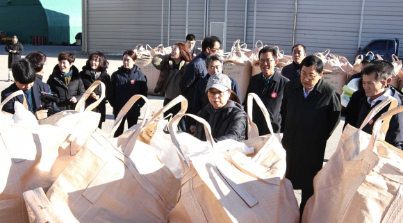 주낙영 경주시장이 14일 불국동DSC에서 진행된 공공비축미곡 매입 현장을 방문해 출하 농가와 관계자들을 격려하고 있다.