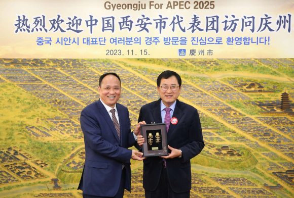주낙영 경주시장이 15일 경주시를 찾은 허원취앤(사진 좌측) 중국 산시성 시안시 당 비서장과 선물을 교환한 후 기념촬영을 하고 있다.