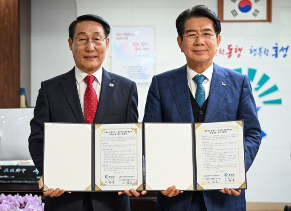 21일 오후 김성조(오른쪽) 경상북도문화관광공사  사장과 이용록 홍성군수가 문화교류 협약서에 서명후 기념사진을 찍고 있다.