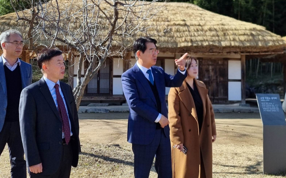 이응노 화백 생가를 둘러보고 있는 김성조 경상북도문화관광공사 사장.
