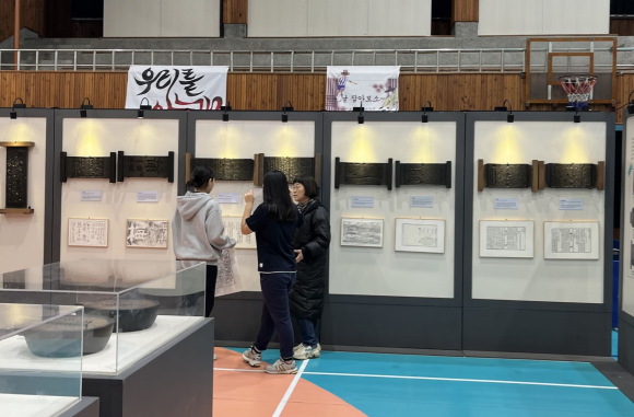 경주여고는 지난 13~17일까지 ‘한국의 유교책판’이 가지는 의미를 알리기 위해 한국국학진흥원과 연계하여 ‘기록문화의 전승, 한국의 유교책판 순회전시’를 개최했다.