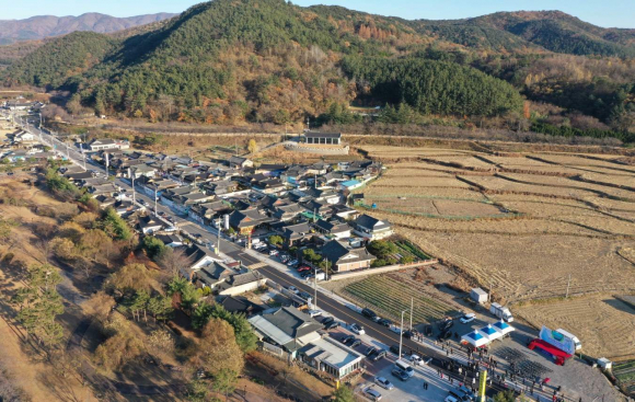 숲머리마을의 도시계획도로 준공현장 드론사진.