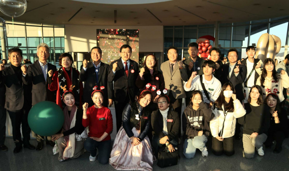 예술의 전당에서 열린 신라문화제 애프터파티에 주낙영 시장과 시민축제운영단 모여 기념촬영을 하고 있다.