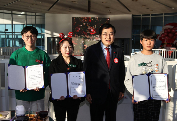주낙영 시장이 시민축제 운영단 각 대표들에게 감사장을 전달한 후 기념촬영을 하고 있다.
