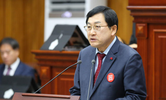 경주시의회 본회의장에서 시정연설을 하고 있는 주낙영 경주시장.