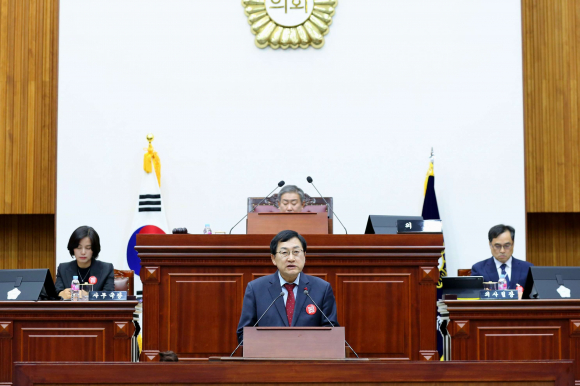 경주시의회 본회의장에서 시정연설을 하고 있는 주낙영 경주시장.