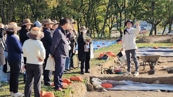 경주교육지원청 이음학교지원센터는 11월 1일~30일까지 ‘2023 경주미래교육지구 마을교사와 함께하는 교원 역사ㆍ자연탐방 및 힐링 프로그램’을 운영했다.