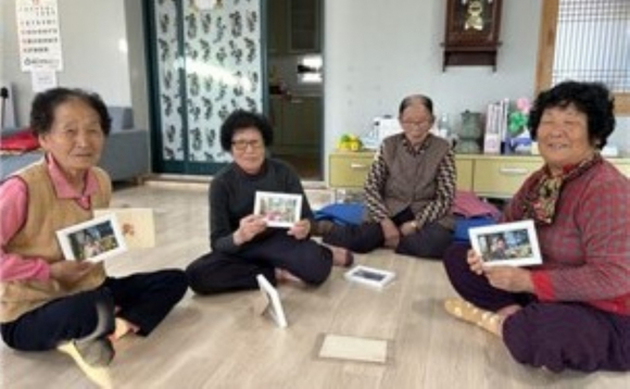 삼성생활예술고 함께hair 동아리 학생들이 용장 치매보듬마을 어르신들께 직접 인화한 사진과 액자를 나눠주었다.