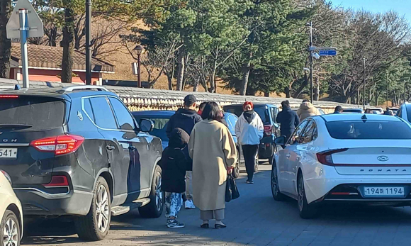 12월 1일 오후 2시 30분경 대릉원 입구 돌담길 관광객  차량 만원.