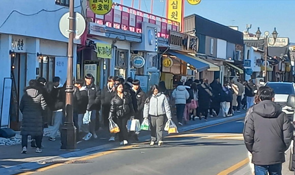 12월 1일 오후 2시경 경주 황리단길 젊은 관광객 북적북적.