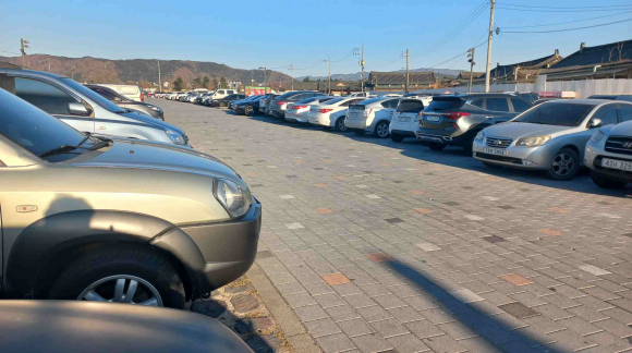 12월 1일 오후 3시 30분경 경주 쪽샘 부근 공용주차장 내 경주 찾은 관광객 차량으로 만차.