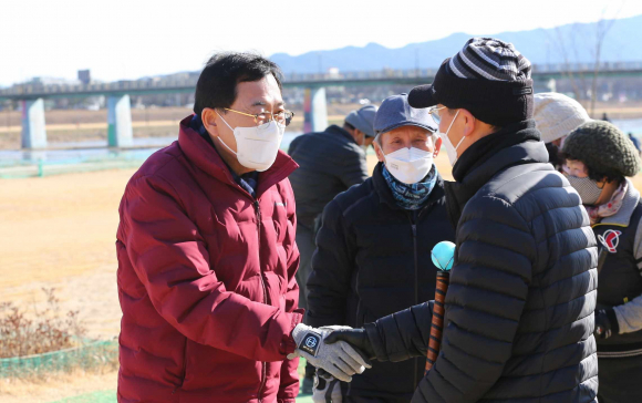 주낙영 시장이 경주파크골프장 제1구장을 찾아 파크골프를 즐기고 있는 시민들을 격려하고 있다.