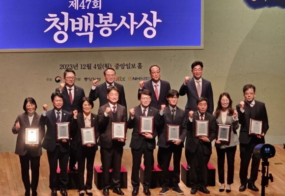 김상덕 팀장(앞줄 왼쪽에서 네 번째)과 수상자들이 청백봉사상 수상 후 기념촬영을 하고 있다.