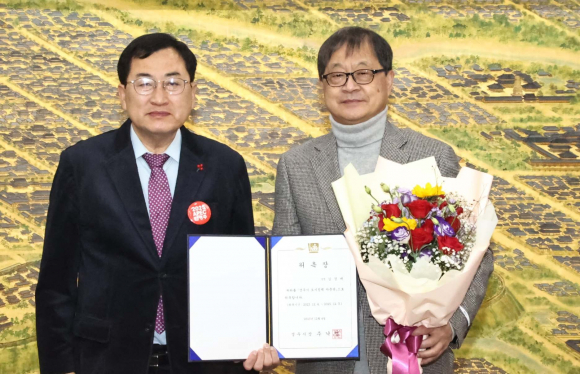 주낙영 경주시장이 지난 4일 김경대(사진 우측) 前경주대 도시공학과 교수를 도시정책자문관으로 위촉한 후 기념촬영을 하고 있다.
