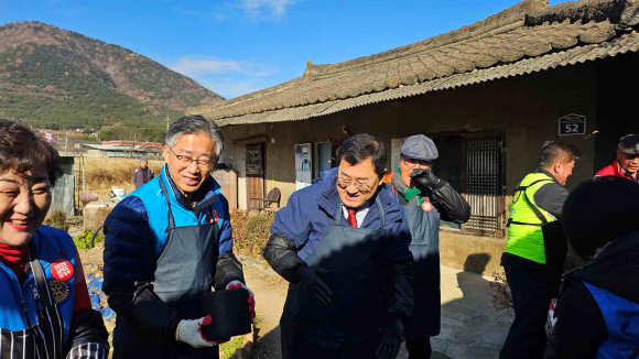 조성돈 이사장(왼쪽에서 두번째)이 연탄을 나르고 있다.