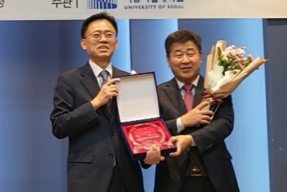 경주시 보건소가 8일 충북 오송 에이치 호텔에서 개최된 ‘진드기 매개 감염병 예방관리사업 평가대회’에서 우수기관으로 선정돼 보건복지부장관 표창을 수상했다.