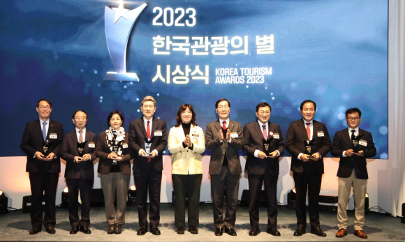 주낙영 시장을 포함한 수상자들이 13일 서울 용산 드래곤시티 호텔에서 열린 2023 한국관광의 별 행사에 참석해 수상 후 기념촬영을 하고 있다.