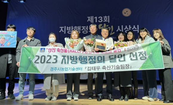 김태우 팀장(오른쪽에서 다섯 번째)과 직원들 기념촬영.