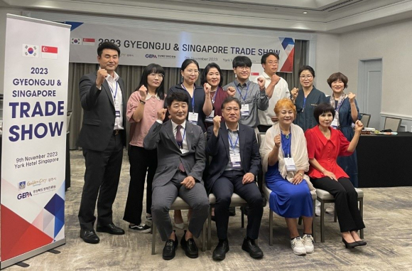 경주 지역 식품업체 10곳이 싱가포르에서 열린 수출상담회 중 기념촬영을 하고 있다.
