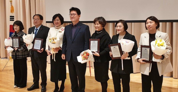 경주시는 지난 15일 경주 황룡원에서 열린 경북도 주관 ‘지역사회서비스투자사업 시·군 성과평가’에서 우수상을 수상하고 있다.