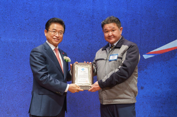 조우현 ㈜제일금속 대표가 제60회 대구경북 무역의 날 행사에 참석해 경상북도지사 표창 후 기념촬영을 하고 있다.