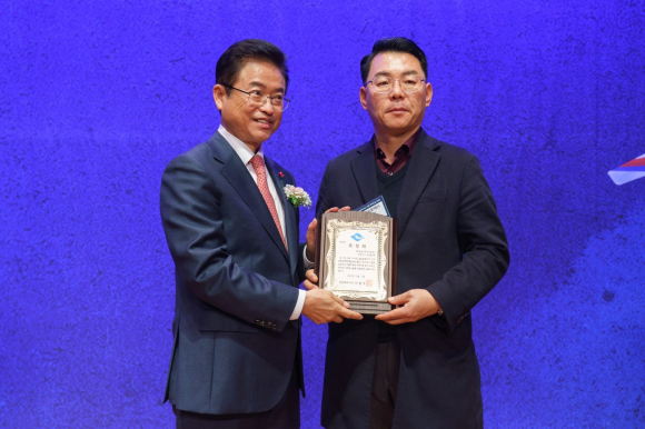 진준우 제이와이오토텍㈜ 대표가 제60회 대구경북 무역의 날 행사에 참석해 경상북도지사 표창 후 기념촬영을 하고 있다.