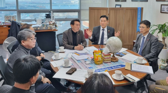안강읍 포사격장 이전 추진위원회’가 안강 공용화기 사격장 이전과 관련해 20일 국회 김석기 의원 사무실에서 신원식 국방부 장관을 만나 사격장 이전을 요구하고 있다.