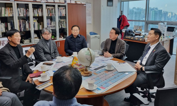 안강읍 포사격장 이전 추진위원회’가 안강 공용화기 사격장 이전과 관련해 20일 국회 김석기 의원 사무실에서 신원식 국방부 장관을 만나 사격장 이전을 요구하고 있다.