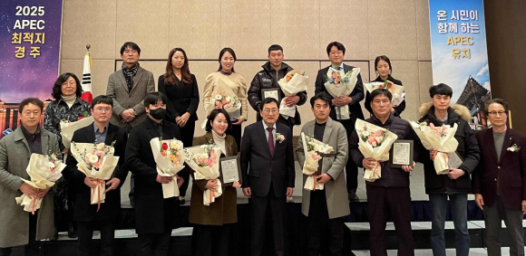 26일 힐튼호텔에서 제10회 경주시 건축상 시상식 후 수상자들이 기념촬영을 하고 있다. (대상 수상자는 박준석 신라왕경2팀장 – 앞줄 오른쪽에서 세 번째)