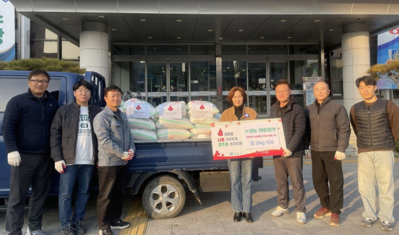 지난 27일 ㈜경농 RND본부에서 연말을 맞아 희망2024 나눔캠페인 물품 쌀 78포를 기탁했다.
