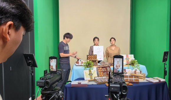 이커머스 쇼핑라이브쇼 진행.