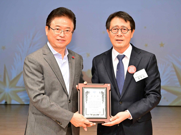 김성학 부시장이 28일 도청에서 열린 중소기업 육성시책 평가 시상식에 참석해 수상 후 이철우 도지사와 기념촬영을 하고 있다.