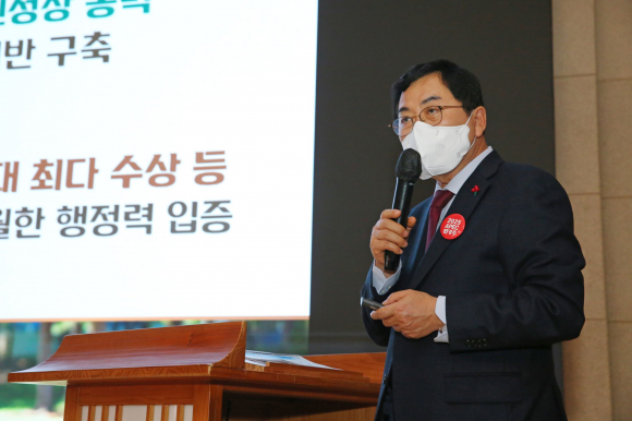 주낙영 경주시장이 9일 시청 알천홀에서 개최된 신년 언론인 간담회를 통해 2024년 새해 시정운영 방향을 설명하고 있다.