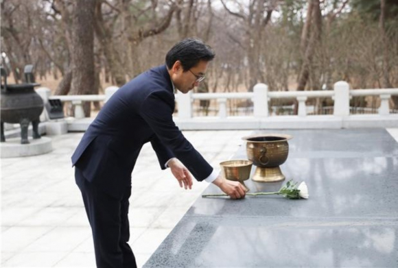 충혼탑 참배하고 있는 박진철 예비후보.