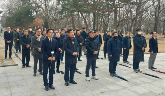 충혼탑을 참배하고 있는 박진철 예비후보와 지지자들.