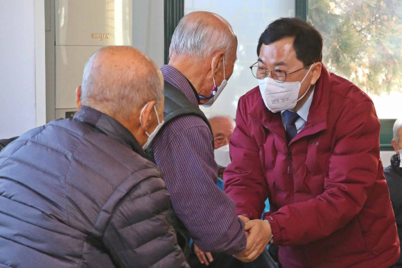 주낙영 시장이 노인복지 사업장을 점검하고 관계자들을 격려하고 있다.