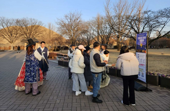 ‘경주로ON’ 홍보 이벤트가 지난 12일 시작으로 이번달 31일까지 진행 중인 가운데, 사진은 천마총 입구에 이벤트 부스가 마련된 모습.