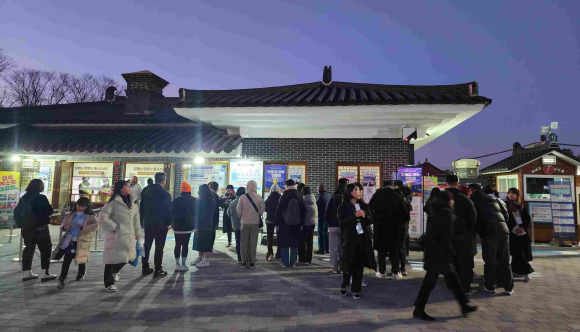 ‘경주로ON’ 홍보 이벤트가 지난 12일 시작으로 이번달 31일까지 진행 중인 가운데, 사진은 동궁과 월지 입구에 이벤트 부스가 마련된 모습.
