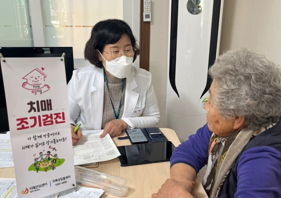 15일 천북면 한 경로당에서 치매안심센터 전문인력이 어르신들에게 치매조기검진을 시행하고 있다.