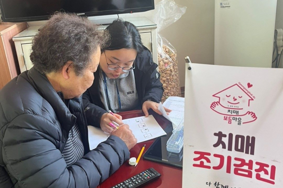 15일 천북면 한 경로당에서 치매안심센터 전문인력이 어르신들에게 치매조기검진을 시행하고 있다.