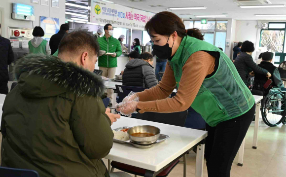 직·공장새마을운동경주시협의회 회원들이 경주시장애인종합복지관에서 국밥 배식 봉사를 하고 있다.