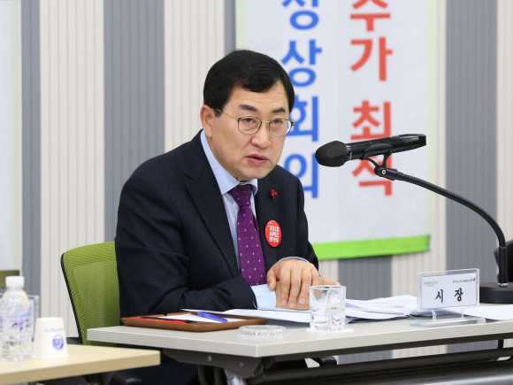 주낙영 경주시장이 새해 첫 읍면동장 회의를 주재하고 있다.