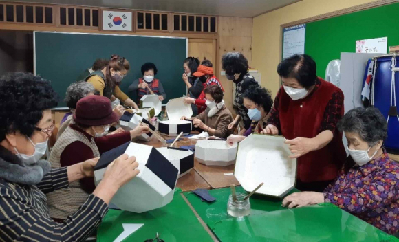지역의 어느 한 노인주간보호센터에서 신중년들이 어르신들을 대상으로 생활용품 제작 활동을 펼치고 있다.