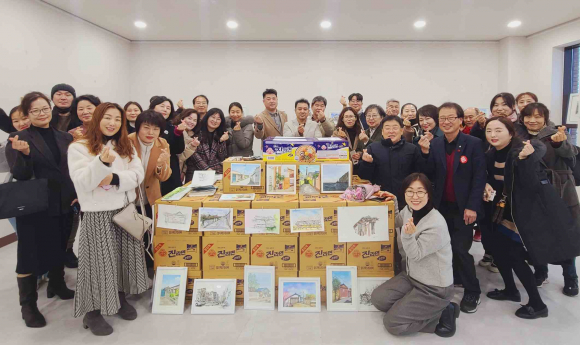 지난 21일 행복황촌 마을활력소 1층 전시실에서 경주 노포 그리기 작품전시회인 ‘Remember Gyeongju’를 열고 기념촬영을 하고 있다.