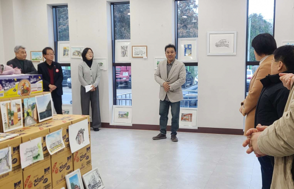 정동식 회장이 노포그리기 작품전시회 첫날 행사장을 방문해 회원들에게 인사말을 하고 있다.